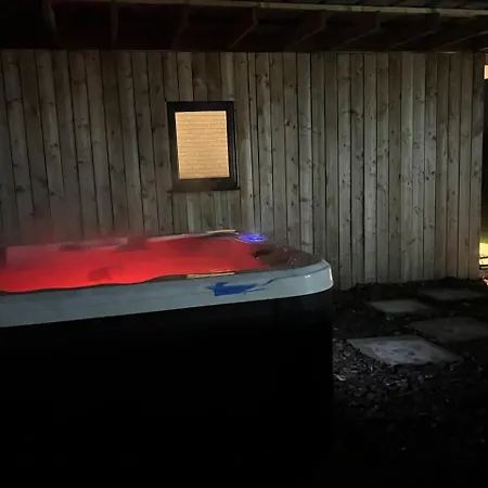 Paulton - Sleeps 2 - Petfriendly - Hottub - Garden * Bristol