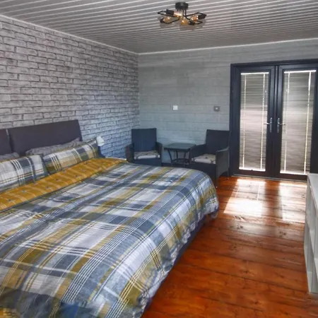 Paulton - Sleeps 2 - Petfriendly - Hottub - Garden Μπρίστολ