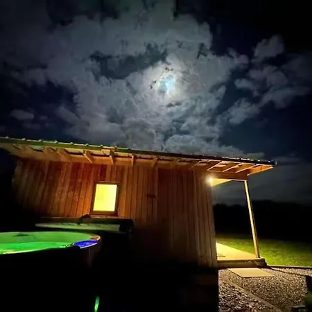 Paulton - Sleeps 2 - Petfriendly - Hottub - Garden