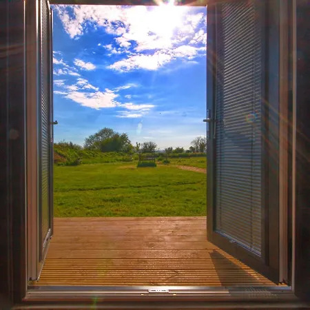 Paulton - Sleeps 2 - Petfriendly - Hottub - Garden Holiday home