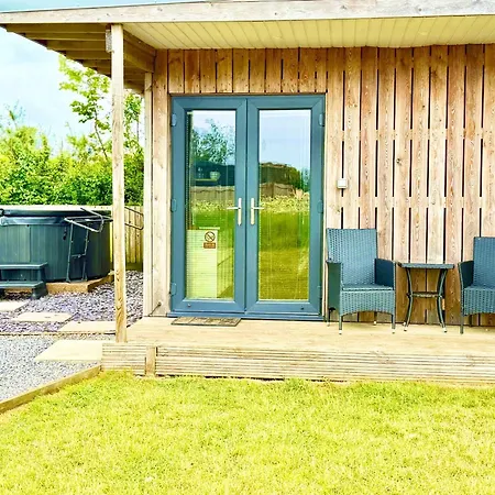 Paulton - Sleeps 2 - Petfriendly - Hottub - Garden Bristol