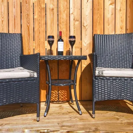 Paulton - Sleeps 2 - Petfriendly - Hottub - Garden Holiday home