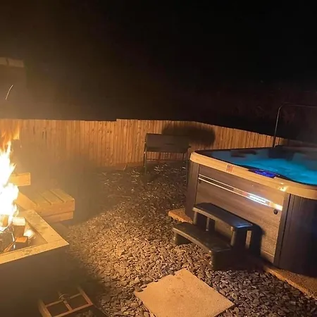 Holiday home Paulton - Sleeps 2 - Petfriendly - Hottub - Garden *