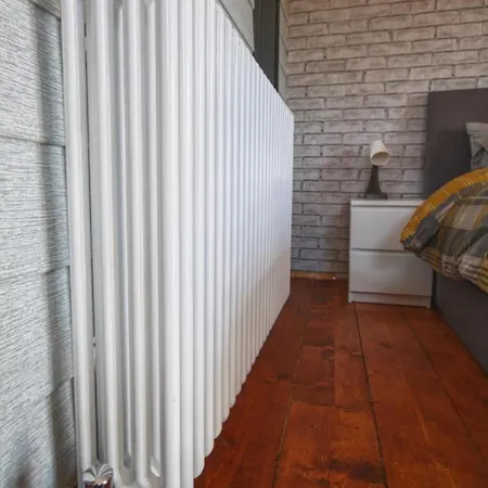 Paulton - Sleeps 2 - Petfriendly - Hottub - Garden * Bristol
