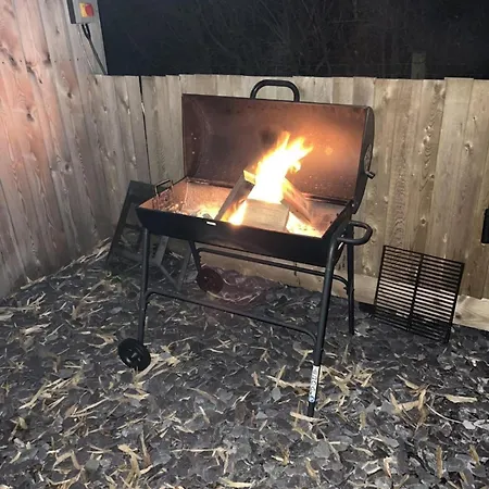 Paulton - Sleeps 2 - Petfriendly - Hottub - Garden
