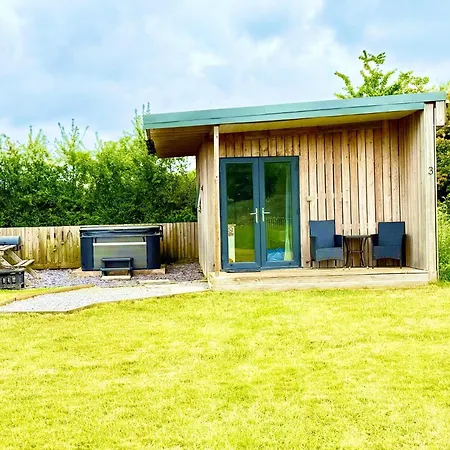 Paulton - Sleeps 2 - Petfriendly - Hottub - Garden Holiday home Bristol