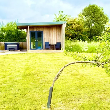 Paulton - Sleeps 2 - Petfriendly - Hottub - Garden * Bristol